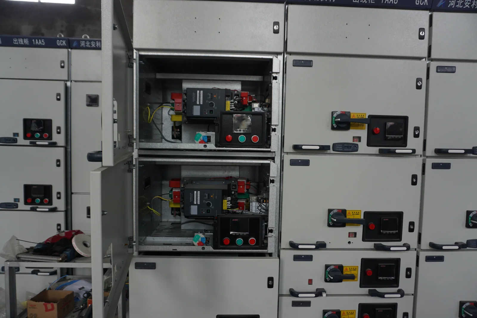 Electrical distribution cabinet assembly with internal equipment areas