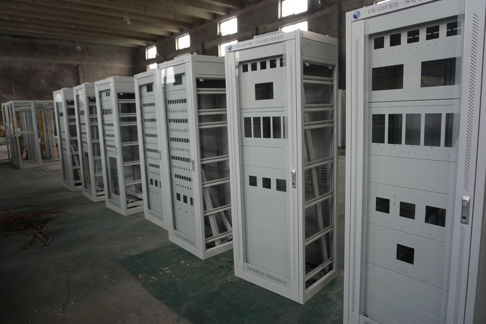 DC cabinet enclosure bodies with separate front mounting and service compartments